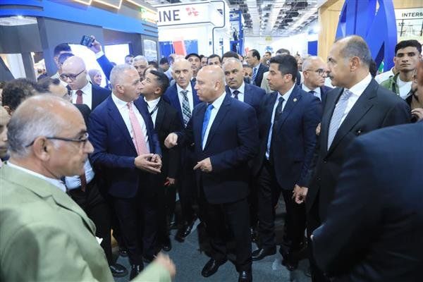 كامل الوزير يتفقد أجنحة معرض ومؤتمر النقل الذكي واللوجستيات والصناعة «TransMEA»