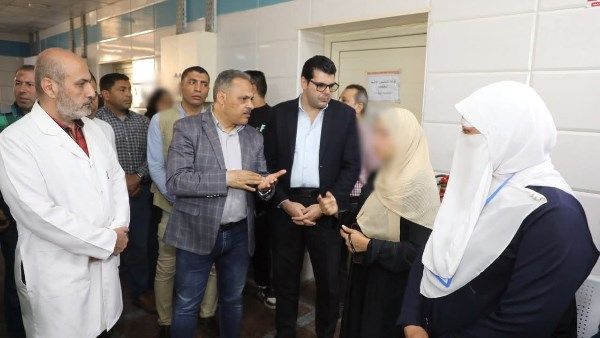 محافظ الشرقية يفاجئ العاملين بمستشفى الزقازيق العام ويلتقي بالمرضى | صور