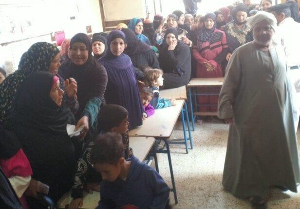 مشاركة نسائية كثيفة في التصويت بانتخابات مجلس النواب ببنى مزار