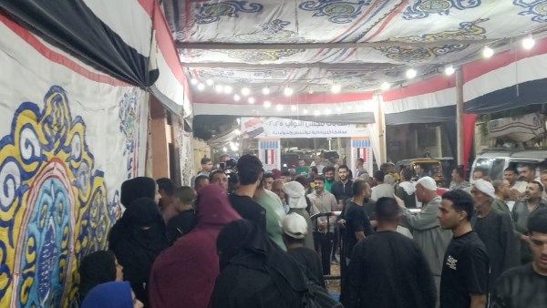 بالمئات | إقبال الناخبين بمدرسة المنوات الإعدادية بأبو النمرس .. صور