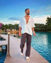 ????بعد إعلان عقد قرانها.. من هو أحمد تيمور زوج مي عزالدين؟ ⬅️يعمل أحمد تيمور خليل، زوج الفنانة مي عز الدين، في مجال الصيدلة والعلاج الغذائي ⬅️يتمتع بحضور نشط على منصات التواصل الاجتماعي،