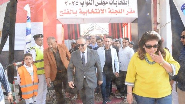 محافظ أسيوط يواصل جولاته الميدانية للاطمئنان على انتظام التصويت في انتخابات النواب 2025