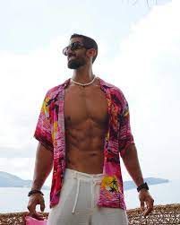 ????بعد إعلان عقد قرانها.. من هو أحمد تيمور زوج مي عزالدين؟ ⬅️يعمل أحمد تيمور خليل، زوج الفنانة مي عز الدين، في مجال الصيدلة والعلاج الغذائي ⬅️يتمتع بحضور نشط على منصات التواصل الاجتماعي،