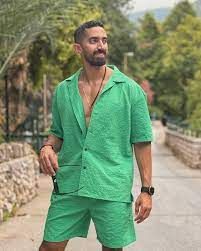 ????بعد إعلان عقد قرانها.. من هو أحمد تيمور زوج مي عزالدين؟ ⬅️يعمل أحمد تيمور خليل، زوج الفنانة مي عز الدين، في مجال الصيدلة والعلاج الغذائي ⬅️يتمتع بحضور نشط على منصات التواصل الاجتماعي،