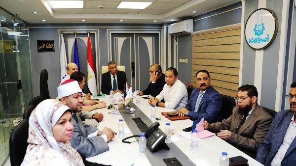 عبر الفيديو كونفرانس.. محافظ أسوان ينقل لوزيرة التنمية المحلية الأجواء الانتخابية