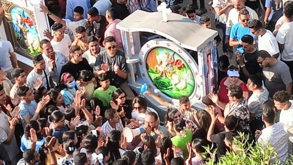 الآلاف يشاركون في زفة أيقونة الشهيد مارجرجس بدير الرزيقات بالأقصر