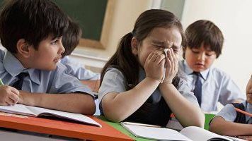 خطورة نزلات البرد والإنفلونزا لأطفال المدارس