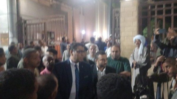 نائب محافظ الأقصر يتفقد مصابي حادث طريق إسنا ويطمئن على حالتهم الصحية