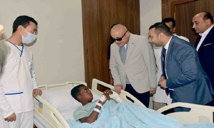 محافظ الأقصر يزور الأطفال المصابين في حادث أتوبيس إسنا ويصرف مساعدات فورية لأسرهم محافظ الأقصر يزور الأطفال المصابين في حادث أتوبيس إسنا ويصرف مساعدات فورية لأسرهم