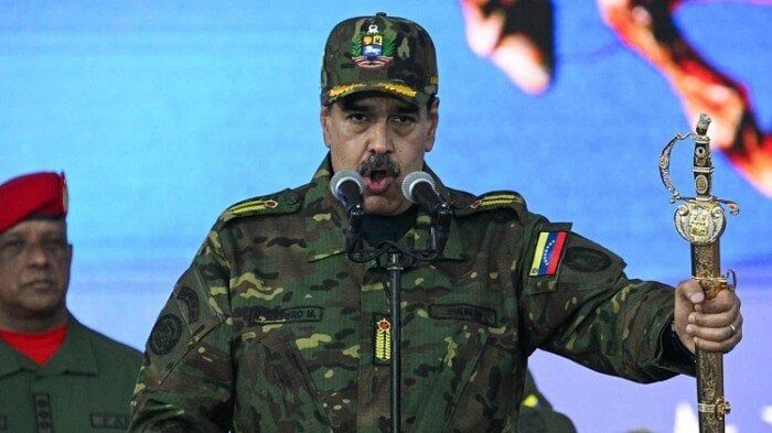 بين مقعد الحافلة والقيادة والاعتقال.. الرحلة الدرامية لـ «وريث تشافيز» نيكولاس مادورو - الفجر سبورت
