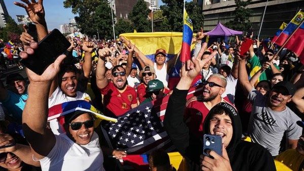 مئات الفنزويليون حول العالم يحتفلون بالقبض على نيكولاس مادورو - الفجر سبورت