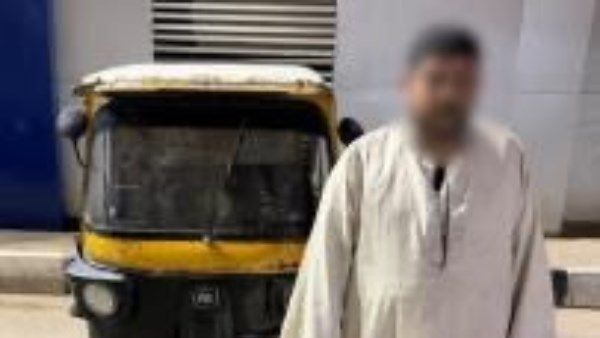 خلاف على الأجرة.. قائد توك توك يتعدى على شخص بعصا خشبية بأسيوط - الفجر سبورت