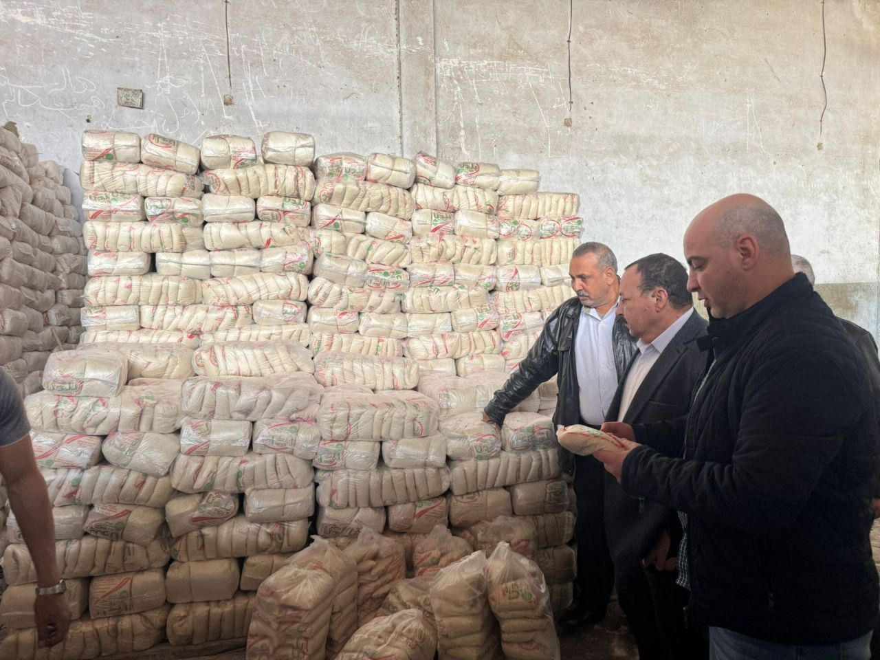 تموين الشرقية يضبط 29 طن مواد غذائية مجهولة و1000 لتر زيت سيارات - الفجر سبورت