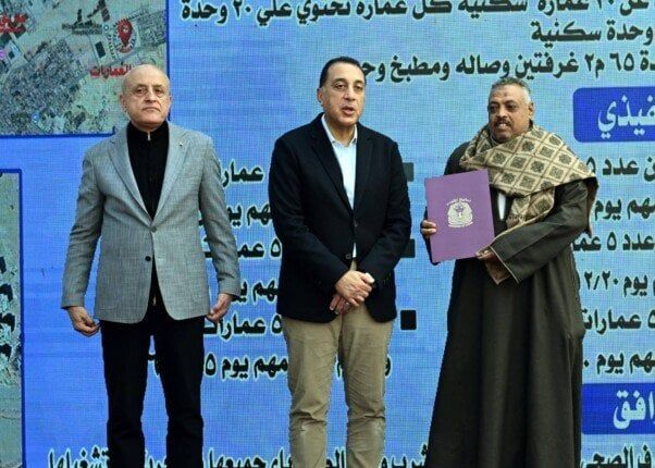 مدبولي يسلم عددا من عقود مستحقي الوحدات السكنية بمدينة الطود - الفجر سبورت