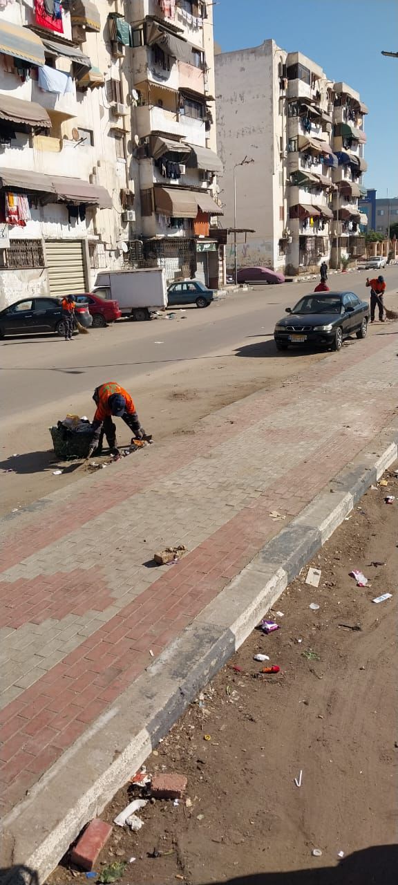 محافظ بورسعيد يؤكد مواصلة شركة النظافة أعمالها ويشدد على التصدى للنباشين| صور - الفجر سبورت