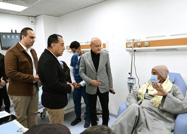 «مدبولي» يجري حوارًا وديًا مع المرضى ويطمئن على مستوى الخدمات المقدمة لهم في الأقصر - الفجر سبورت