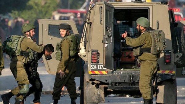 إصابة فلسطينيين اثنين بالرصاص بالقدس.. وقوات الاحتلال تقتحم عدة قرى في رام الله والبيرة - الفجر سبورت