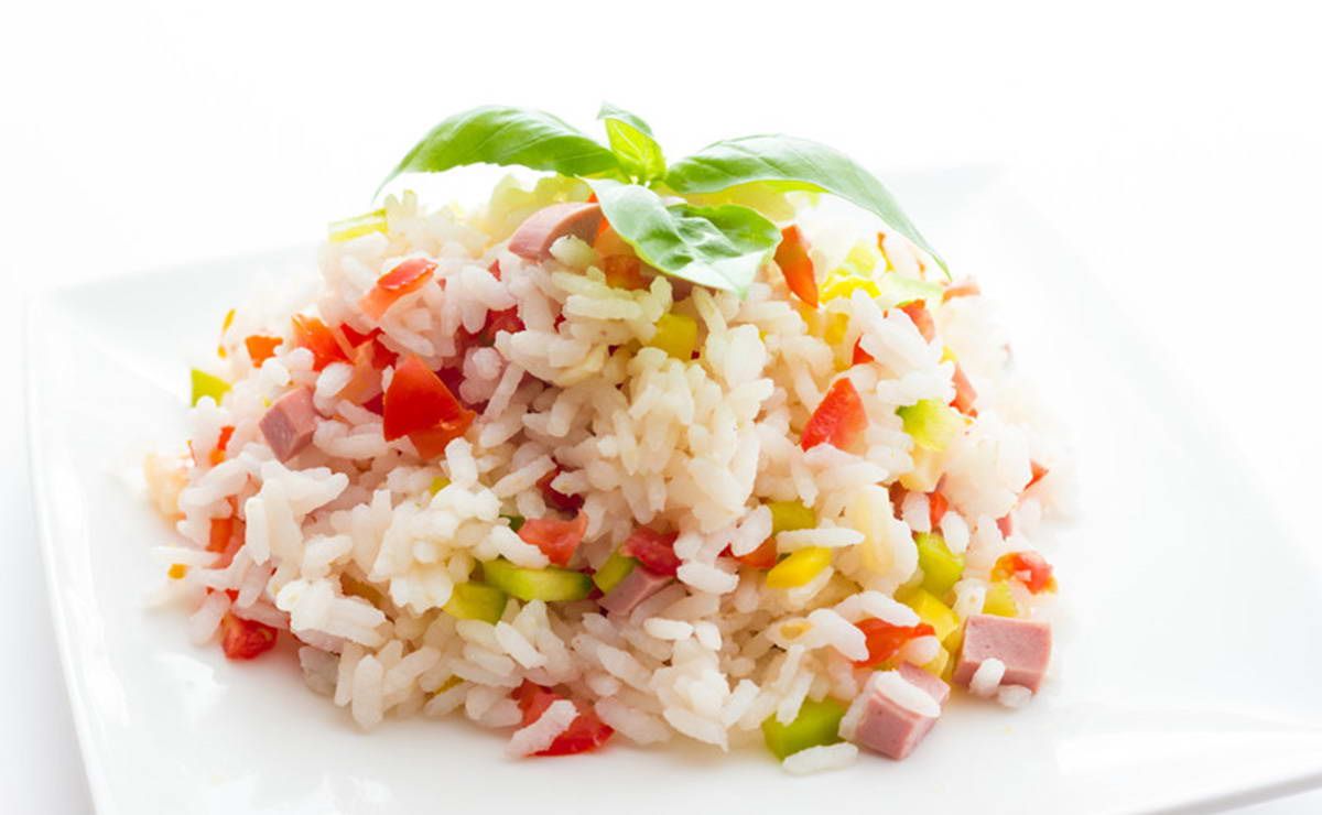مغذية ولذيذة | طريقة عمل الأرز بالسجق والخضار - الفجر سبورت