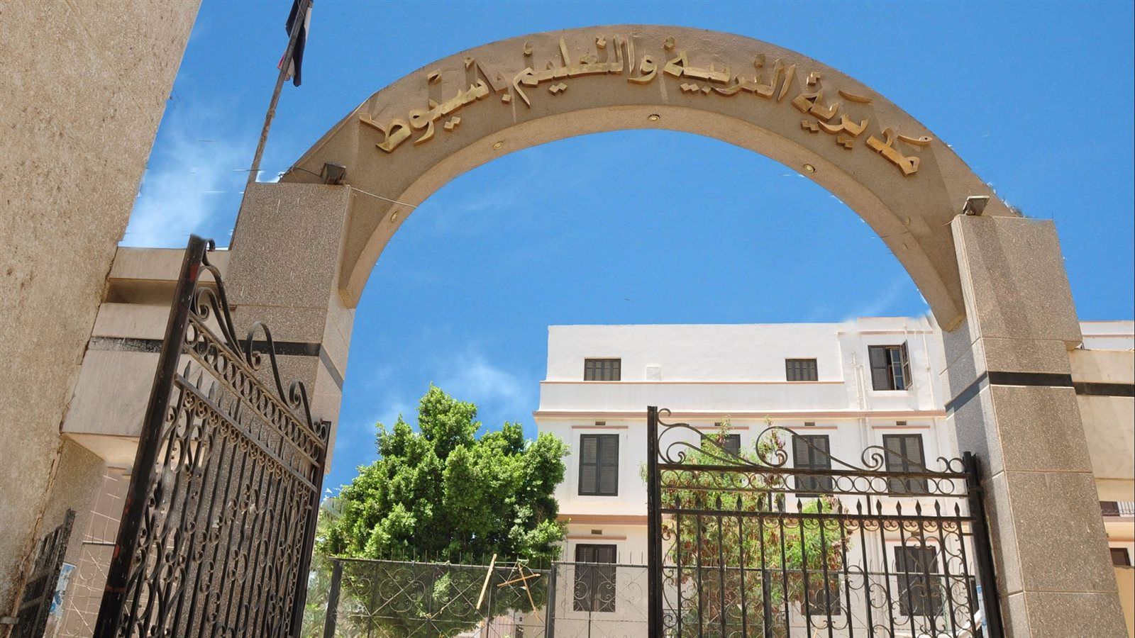 قبل إعادة انتخابات النواب.. محافظ أسيوط يتفقد لجنة إستاد الأربعين - الفجر سبورت