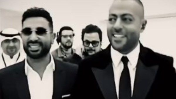 على طريقته.. أحمد سعد يحتفل بعيد ميلاد تامر عاشور| فيديو - الفجر سبورت