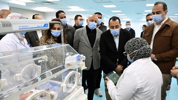 رئيس الوزراء يتفقد أقسام مستشفى الكرنك ..وتجهيز وحدة الأورام وفق أحدث المعايير العالمية - الفجر سبورت
