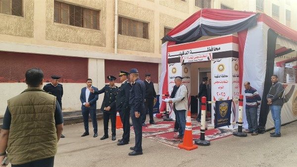 انتظام الخدمات الأمنية بمحيط لجان27 دائرة ملغاة بـ انتخابات النواب - الفجر سبورت