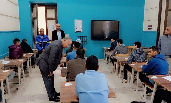 مدير تعليم الفيوم يشدد على الانضباط الكامل بامتحانات النقل ويحظر الهاتف المحمول - الفجر سبورت