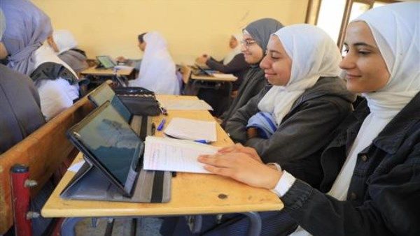إلكترونية أم ورقية؟| كيف يؤدي طلاب الأول والثاني الثانوي امتحانات نصف العام؟ - الفجر سبورت