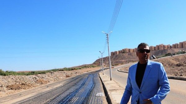 جولة ميدانية .. محافظ أسوان يتابع رصف طريق الصداقة الجديدة - الفجر سبورت