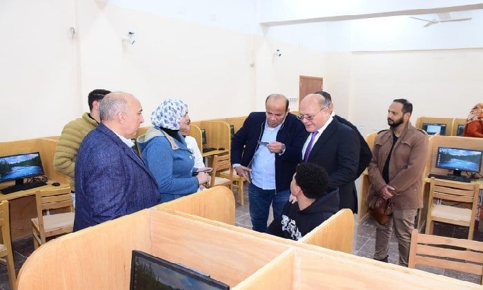 رئيس جامعة سوهاج يتفقد امتحانات الفصل الدراسي الاول بمركز الإختبارات الإلكترونية - الفجر سبورت