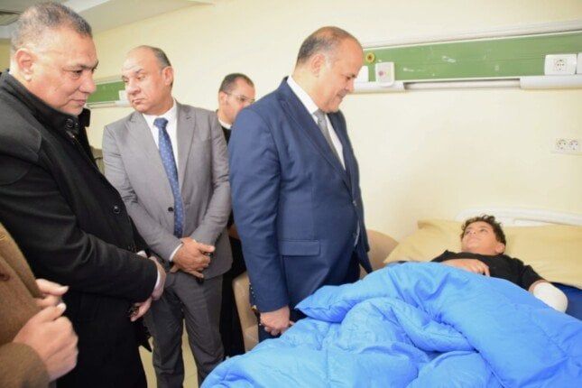 مدير تعليم بورسعيد يطمئن على الطالب آدم بعد تعرضه لحادث عقر كلب ضال - الفجر سبورت