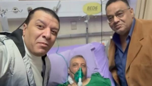 مصطفى كامل يزور منصور هندي بعد تعرضه لحادث سير - الفجر سبورت