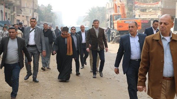 بسبب حصة الأسمدة.. وزير الزراعة يسير 2 كيلومتر على قدميه لإنصاف مزارع - الفجر سبورت