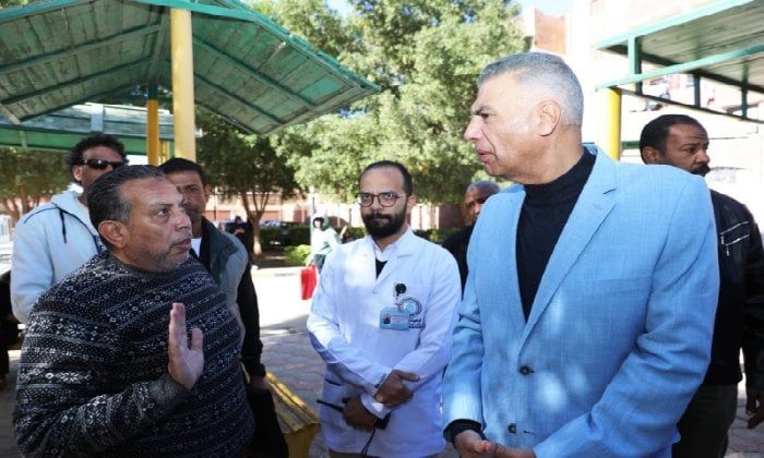 زيارة مفاجئة لمحافظ أسوان بالمستشفى التخصصي العام بالصداقة الجديدة - الفجر سبورت