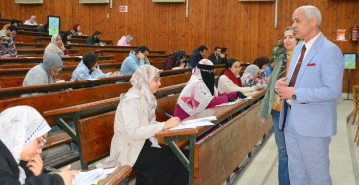 نائب رئيس جامعة أسيوط يتفقد سير امتحانات الفصل الدراسي الأول بعدد من الكليات - الفجر سبورت