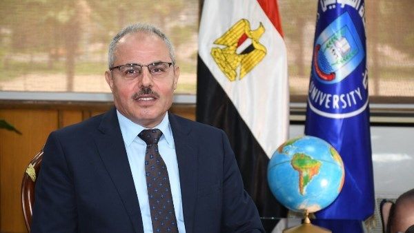 رئيس جامعة قناة السويس يتابع انتظام سير الامتحانات - الفجر سبورت