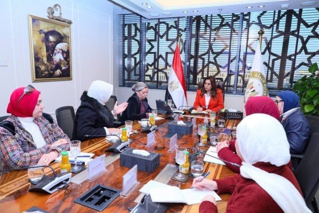 وزيرة التنمية المحلية تعقد اجتماعًا مع قيادات الوزارة لمتابعة جهود تحسين البيئة الصناعية والطاقة المستدامة - الفجر سبورت