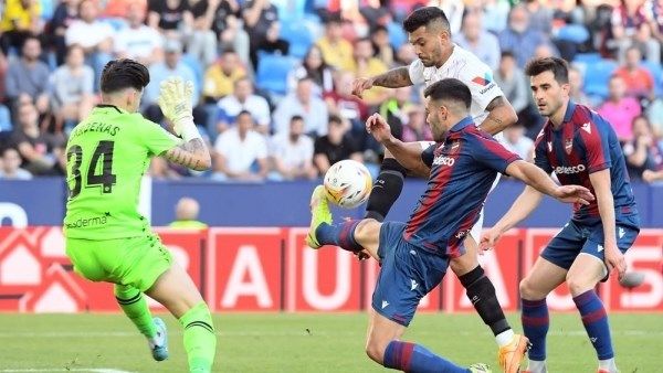 ليفانتي يحقق مفاجأة كبرى بالفوز على إشبيلية 3-0 في الدوري الإسباني - الفجر سبورت
