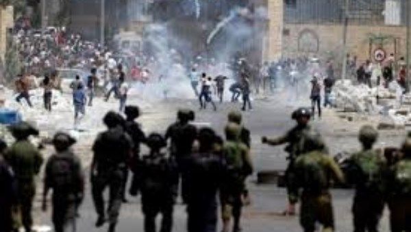 إصابات بالاختناق خلال مواجهات للفلسطينيين مع الاحتلال بمخيم العروب - الفجر سبورت