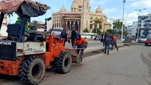 تكثيف أعمال النظافة بزهور بورسعيد وتوزيع حاويات جديدة لخدمة المواطنين