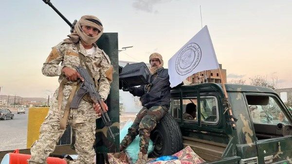 الشرعية اليمنية تعلن استعادة حضرموت وتأمين مواقع استراتيجية - الفجر سبورت