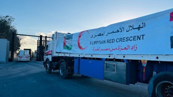 قافلة زاد العزة الـ108 تدخل إلى الفلسطينيين في قطاع غزة - الفجر سبورت