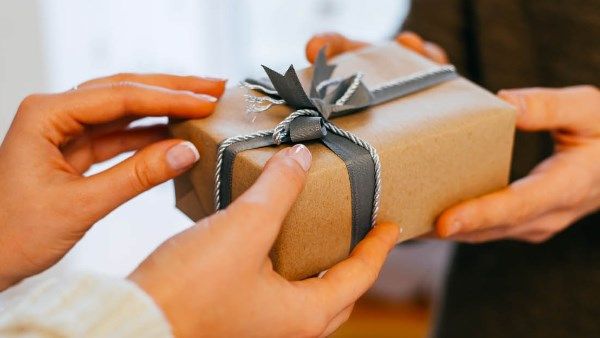 الهدية ليست بسعرها.. أفكار مبتكرة بميزانيات بسيطة| فيديو - الفجر سبورت