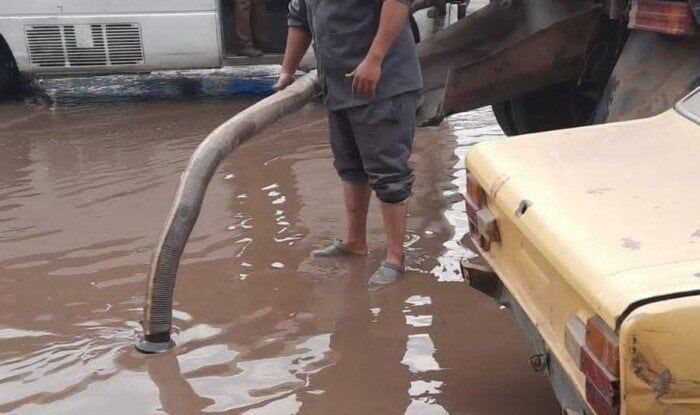جهود لإصلاح كسر في خط مياه أمام مجمع خدمات بهتيم - الفجر سبورت