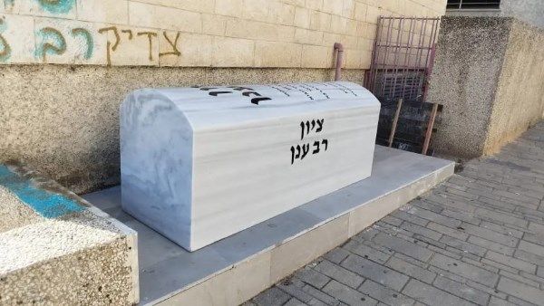 ذهول في طبريا بعد ظهور قبر منسوب لـ«رجل صالح» وسط أحد شوارع المدينة - الفجر سبورت