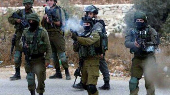 إصابة عدد من الفلسطينيين بالاختناق خلال مواجهات مع الاحتلال بمخيم العروب - الفجر سبورت