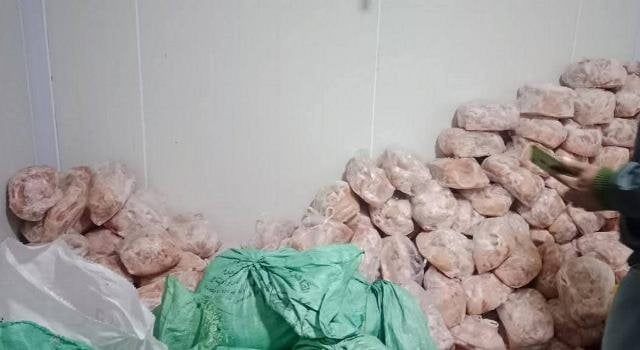 ضبط 300 كيلو بانيه دجاج مجهول المصدر في حملة تموينية بشبين القناطر - الفجر سبورت