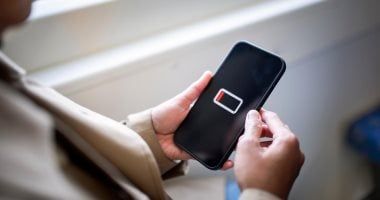 10 تطبيقات تستنزف بطارية موبايلك.. احذفها فورًا لتوفير عمر البطارية - الفجر سبورت