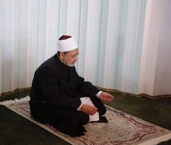لحظات خاصة للشيخ أحمد الطيب في عيد ميلاده الثمانين .. صور - الفجر سبورت
