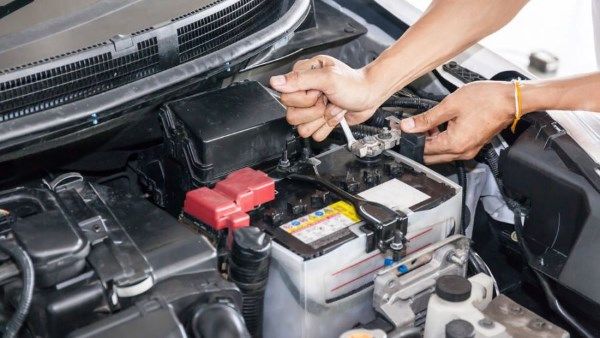 5 نصائح ذهبية لإطالة عمر بطارية سيارتك وتجنب الأعطال المفاجئة - الفجر سبورت